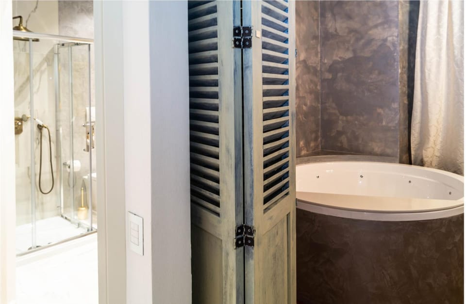 Shower, Hot Tub, Bathroom, Bath