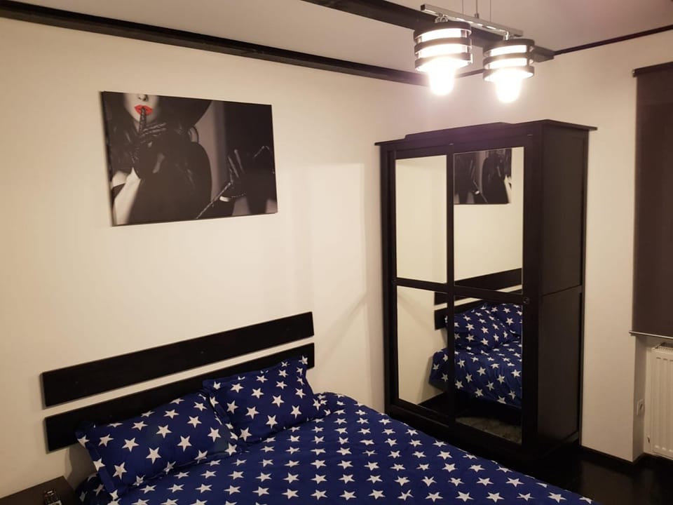 Bed, Photo of the whole room, Decorative detail, Bedroom, On site, River view