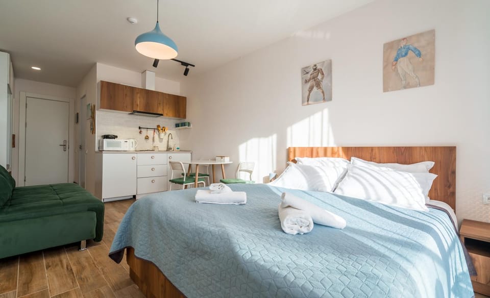 Bed, Living room, Bedroom, towels