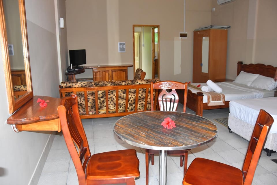 Bed, Living room, Seating area, Dining area, wardrobe