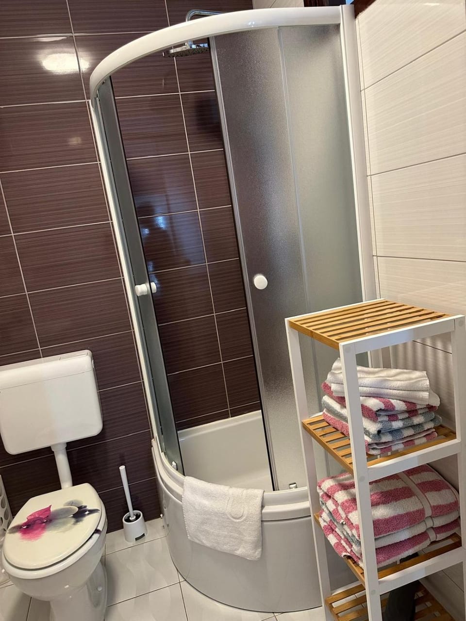 Shower, Toilet, Bathroom, towels