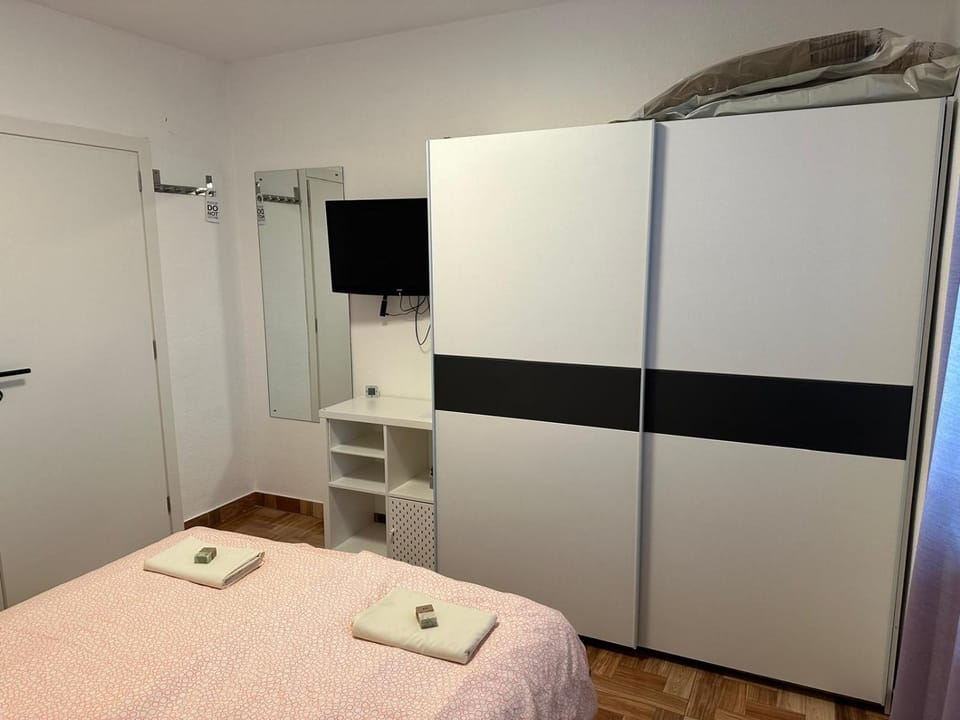 Bed, TV and multimedia, Bedroom, wardrobe