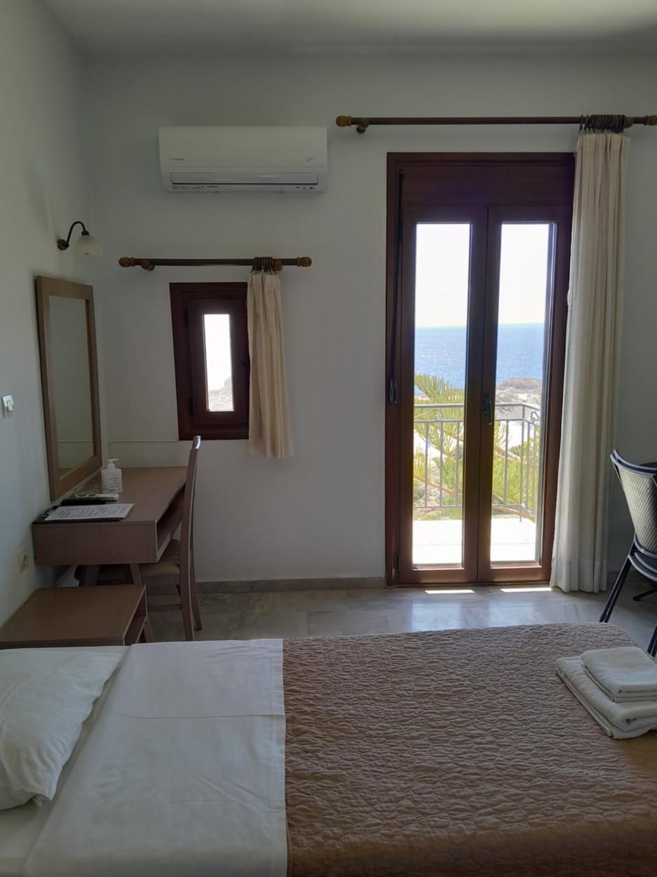 Bed, Bedroom, air conditioner