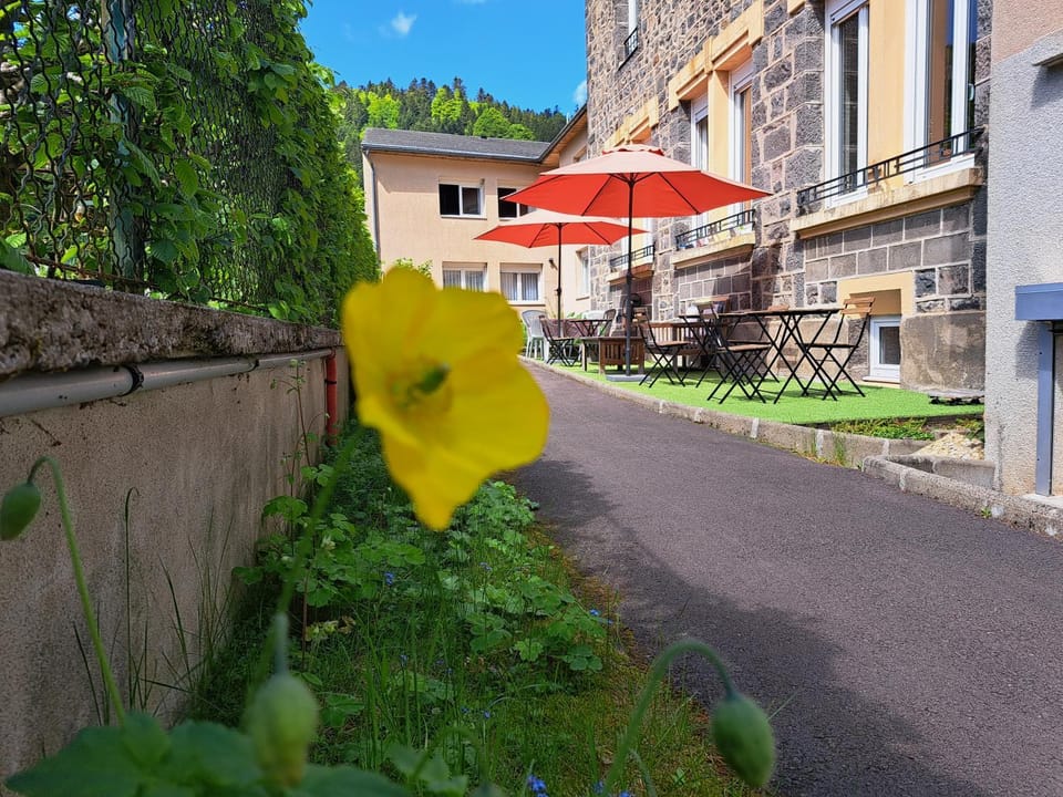 Property building, Patio, Garden, Balcony/Terrace