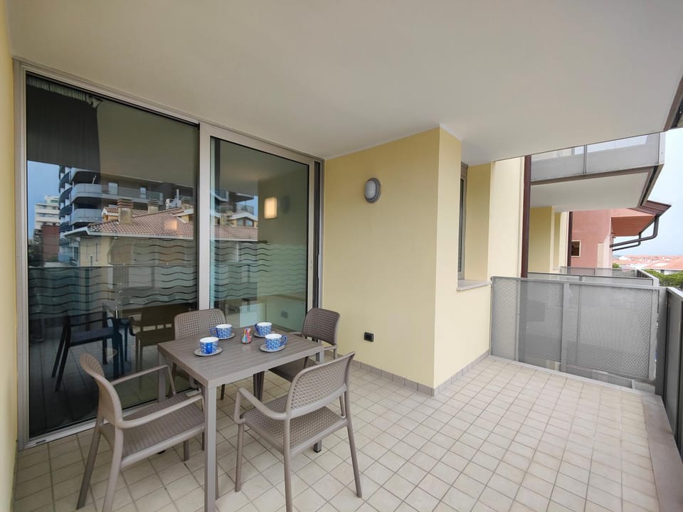 View (from property/room), Balcony/Terrace, Living room, Dining area
