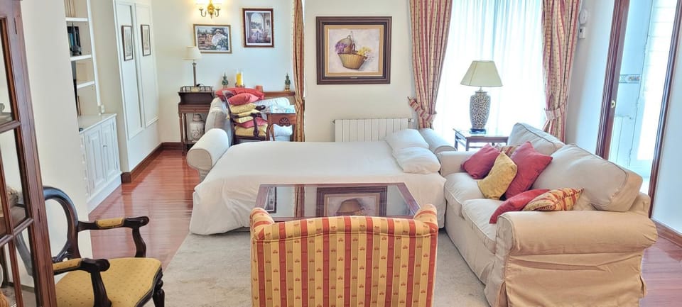 Bed, Living room, Photo of the whole room, Seating area, Bedroom