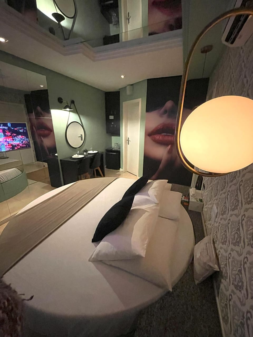 Bed, Bathroom, TV and multimedia, Photo of the whole room, Dining area, Bedroom, Meals, Breakfast, minibar, air conditioner