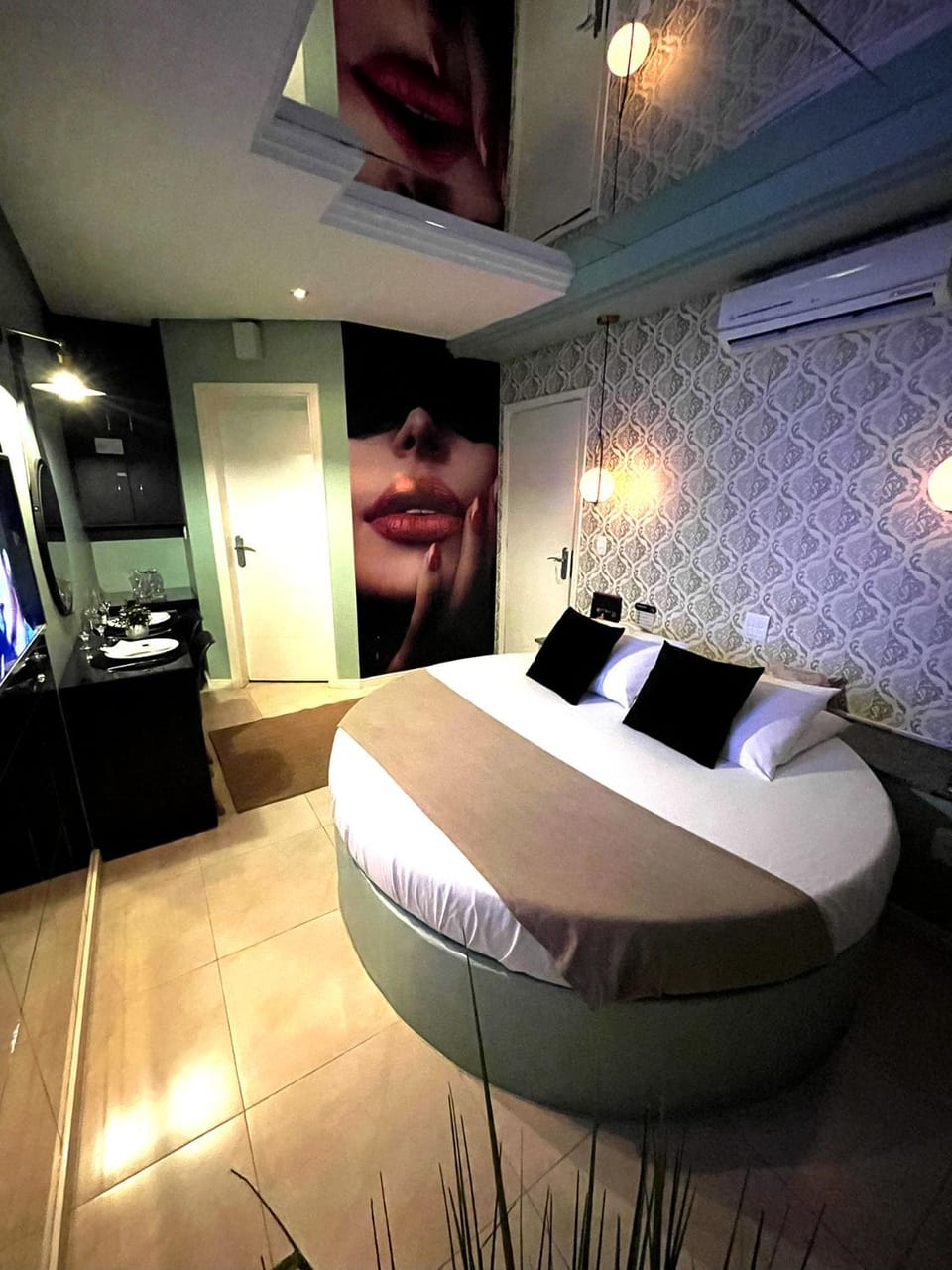 Bed, TV and multimedia, Photo of the whole room, Bedroom
