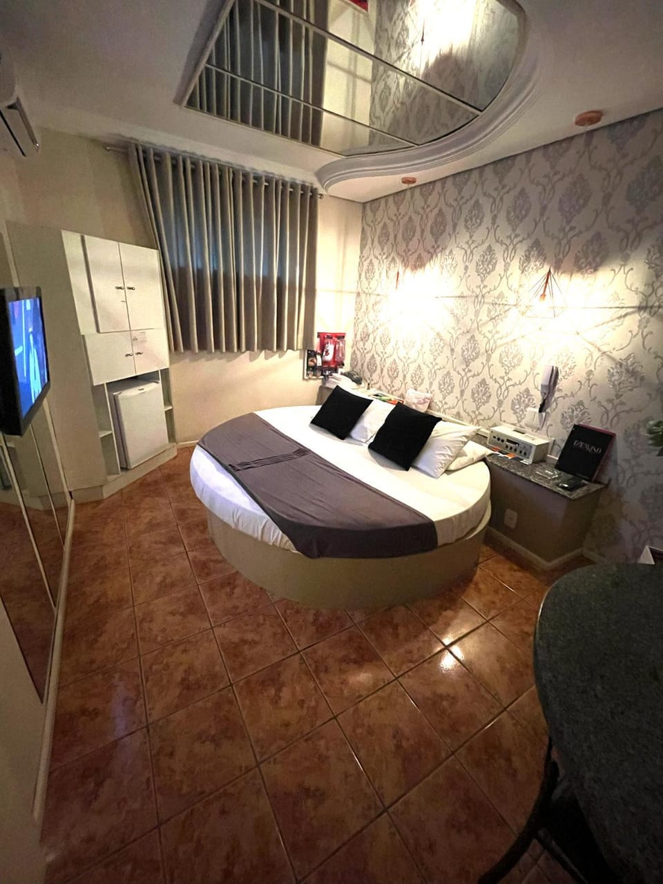 Bed, TV and multimedia, Photo of the whole room, Bedroom