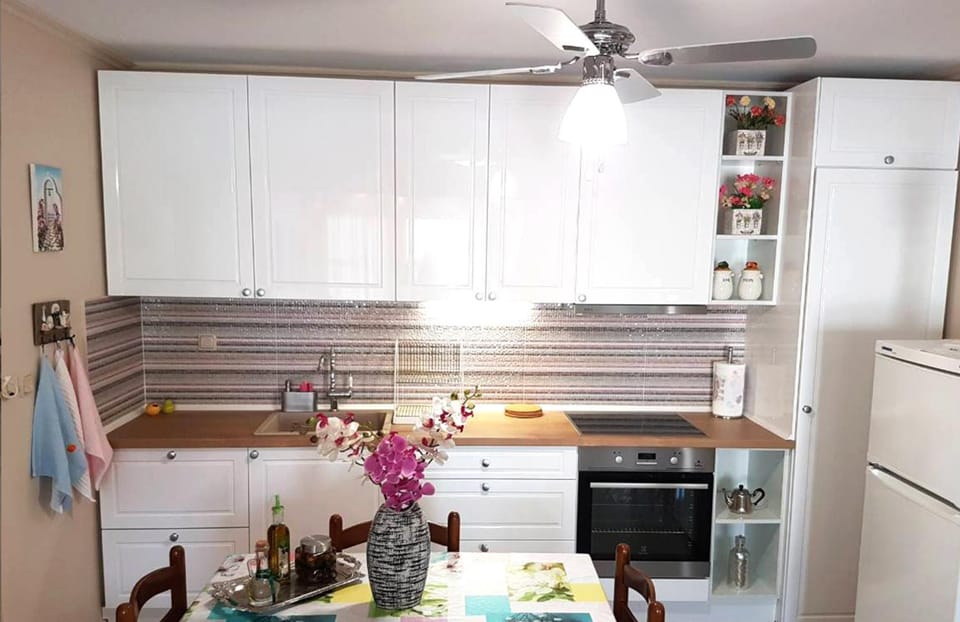 Coffee/tea facilities, Kitchen or kitchenette, Seating area, Dining area