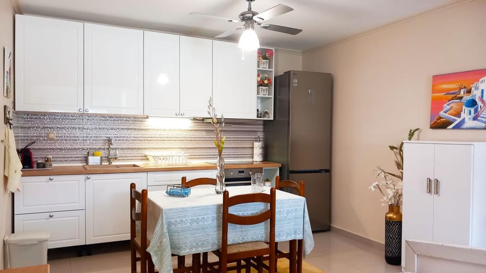 Coffee/tea facilities, Dining area, oven, stove, towels, kitchen
