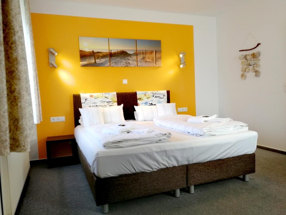 Bed, Photo of the whole room, Bedroom, Garden view