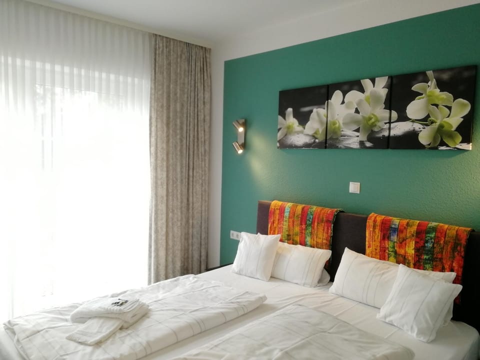 Bed, Photo of the whole room, Bedroom, Garden view