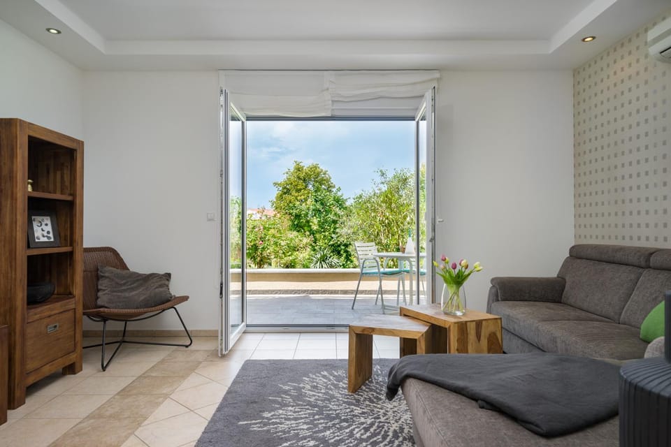 Living room, Garden view