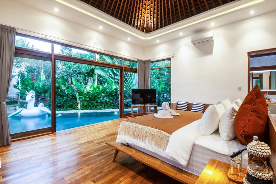 Bed, TV and multimedia, Bedroom, Pool view, Swimming pool
