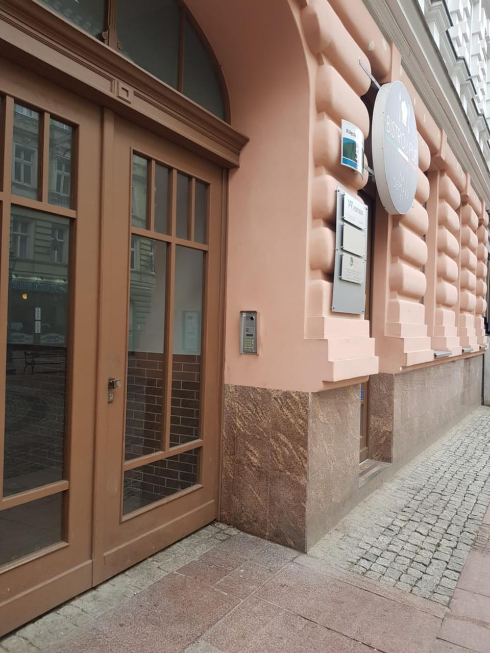 Facade/entrance