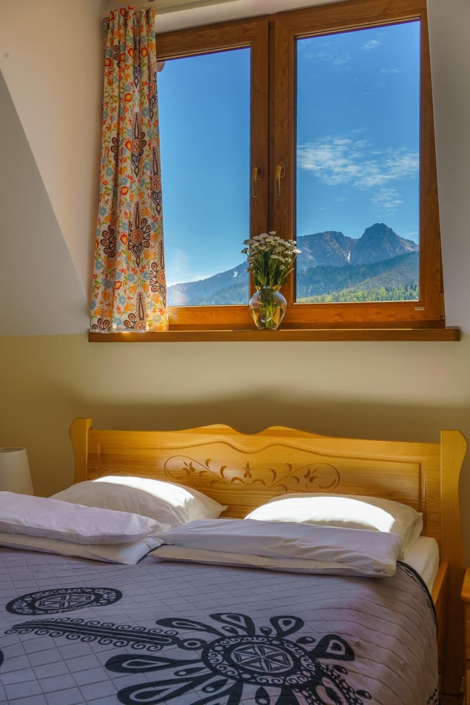 Bed, Bedroom, Mountain view