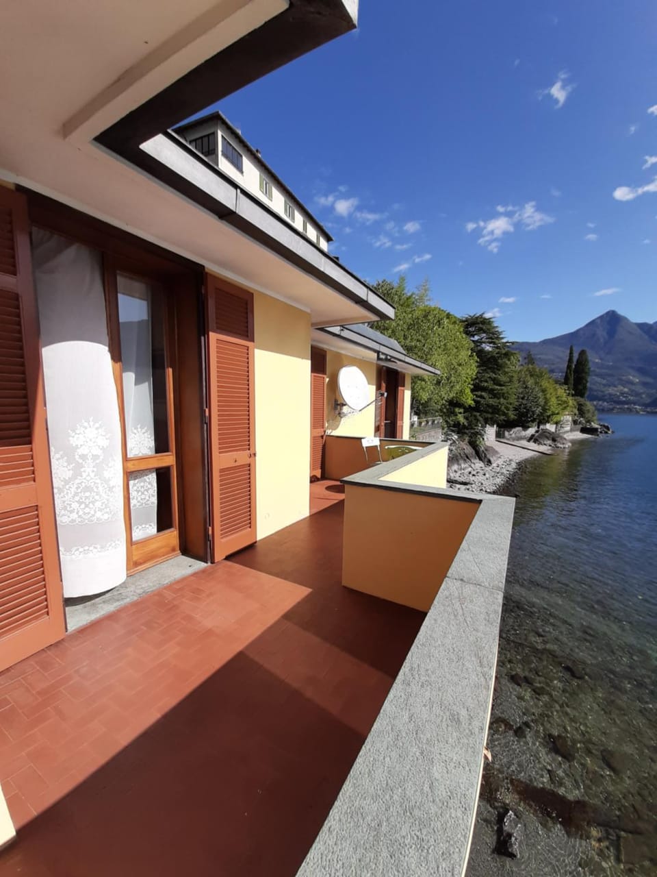 Property building, Balcony/Terrace, Lake view, Mountain view