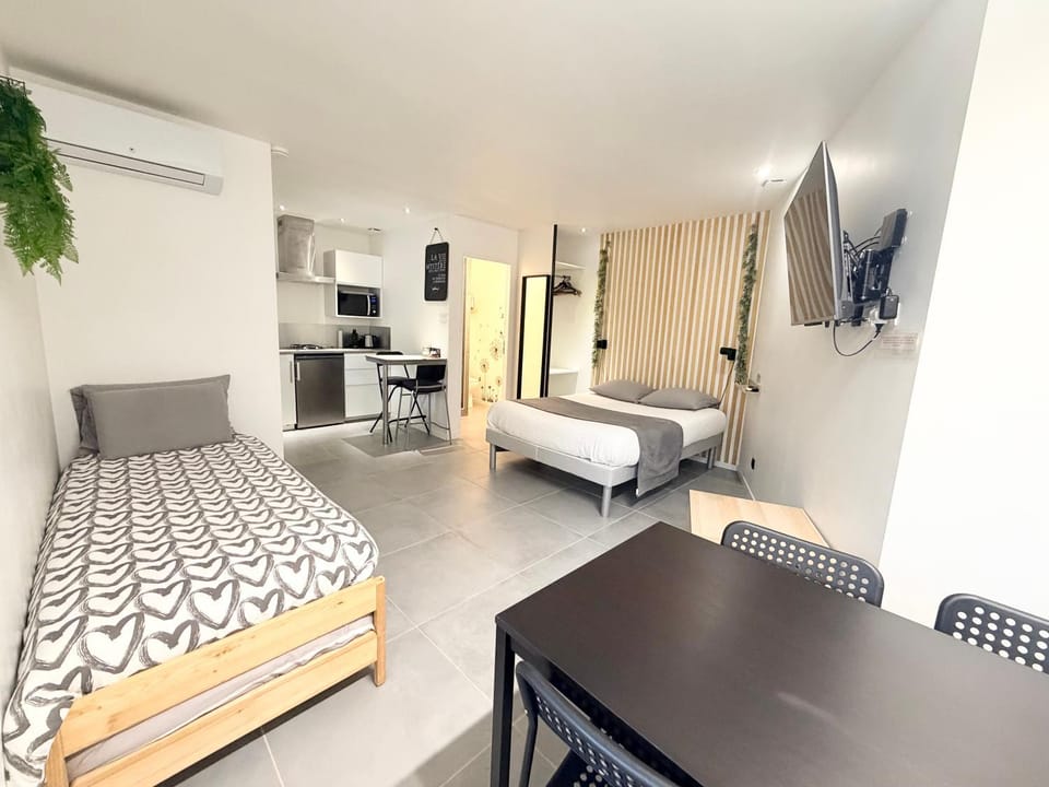 Bed, Kitchen or kitchenette, Living room, Photo of the whole room, Seating area, Dining area, Bedroom, wardrobe