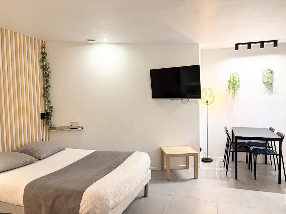 Bed, TV and multimedia, Seating area, Bedroom