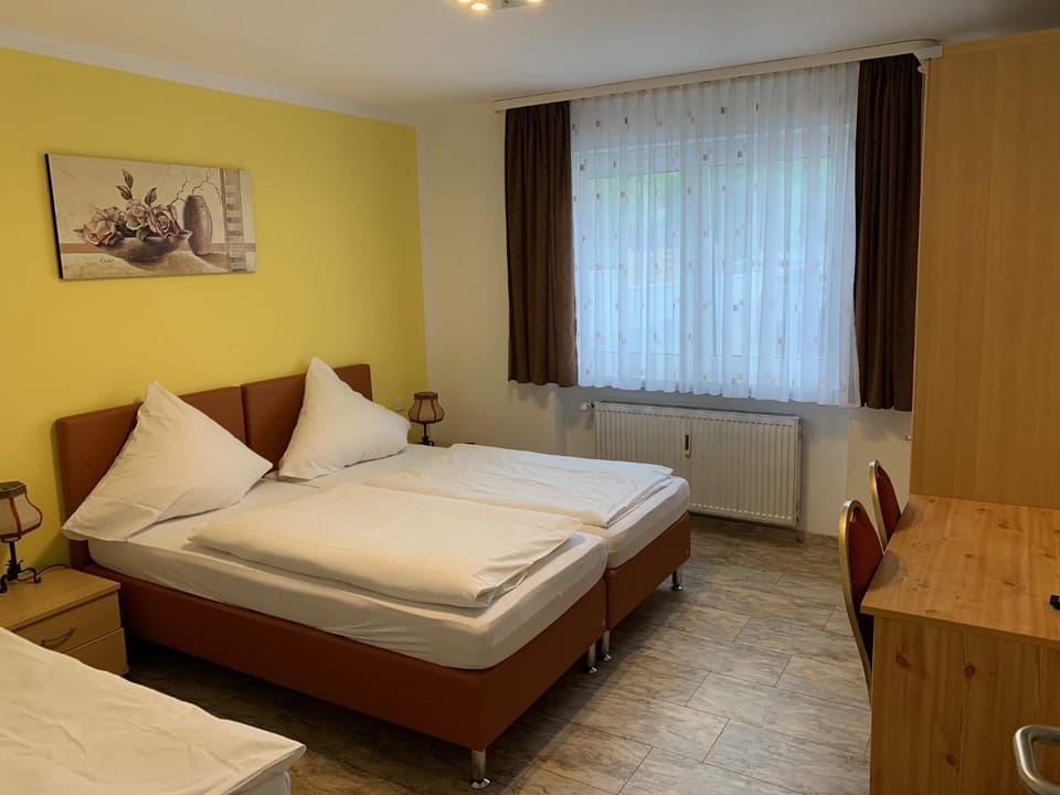 Schnitzelhaus und Pension Stadt Rosbach Bed and Breakfast in Hochtaunuskreis