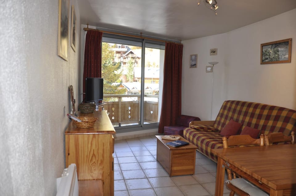 Balcony/Terrace, Living room, Mountain view