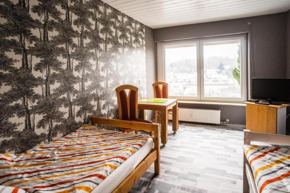 Bed, TV and multimedia, Photo of the whole room, Seating area, Bedroom