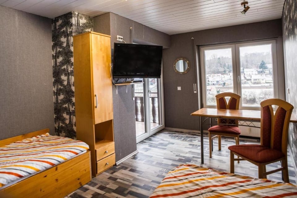 Bed, TV and multimedia, Photo of the whole room, Seating area, Bedroom