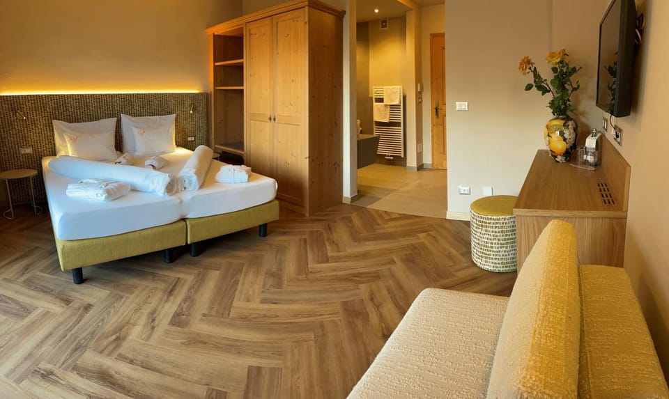Bed, Photo of the whole room, Seating area, Bedroom, towels