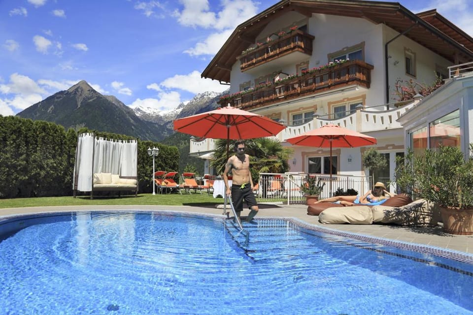 Day, Guests, Swimming pool