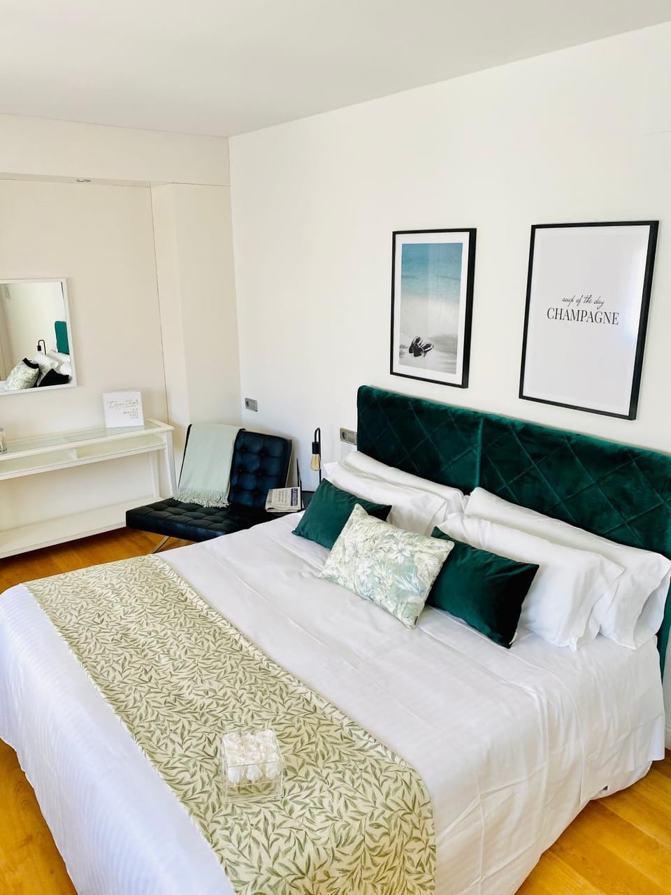 Photo of the whole room, Seating area, Bedroom