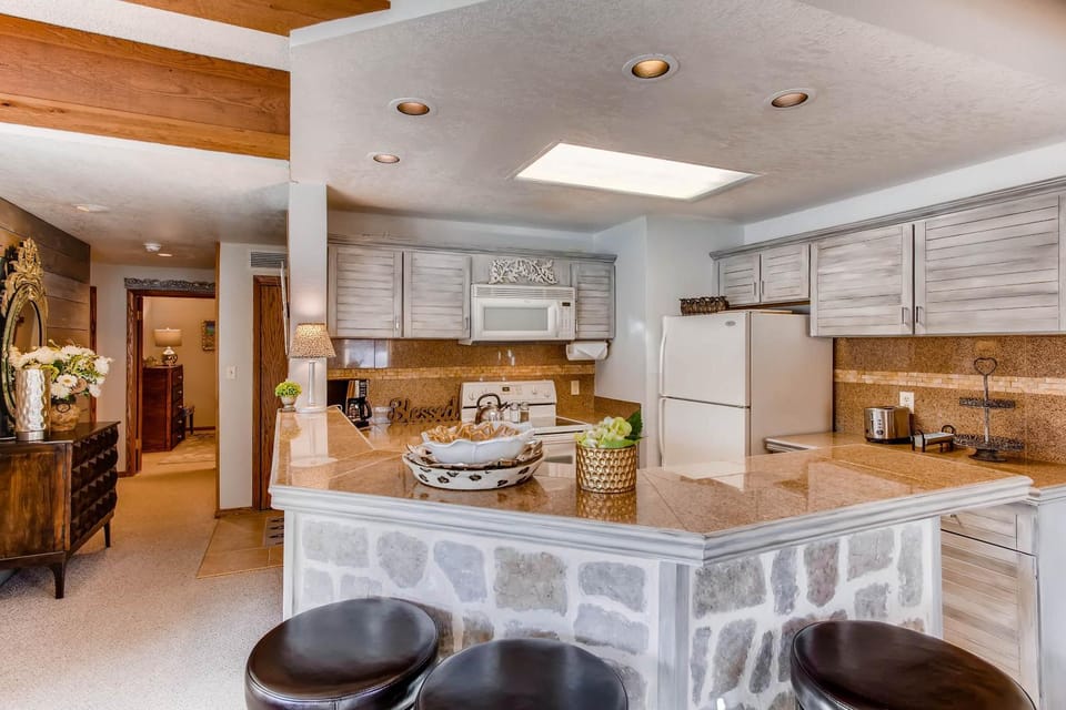 Mountain Views From This Plaza Condo - Sleeps 6 Condo Apartment in Colorado