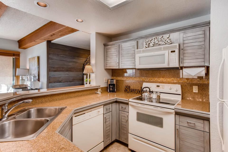 Mountain Views From This Plaza Condo - Sleeps 6 Condo Apartment in Colorado