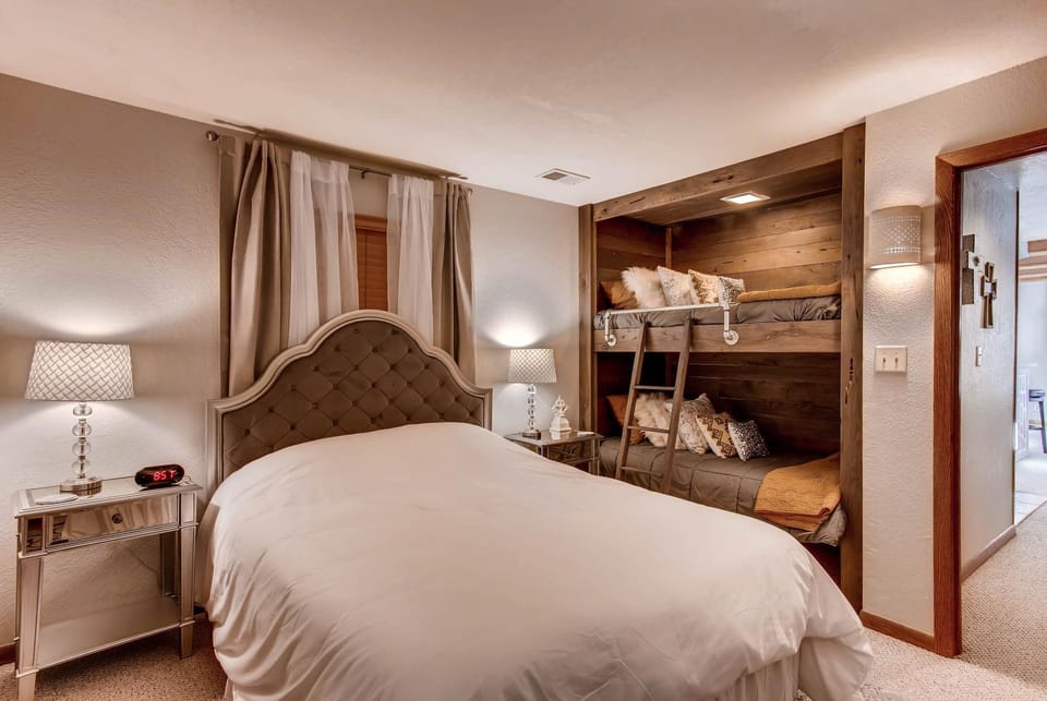 Mountain Views From This Plaza Condo - Sleeps 6 Condo Apartment in Colorado