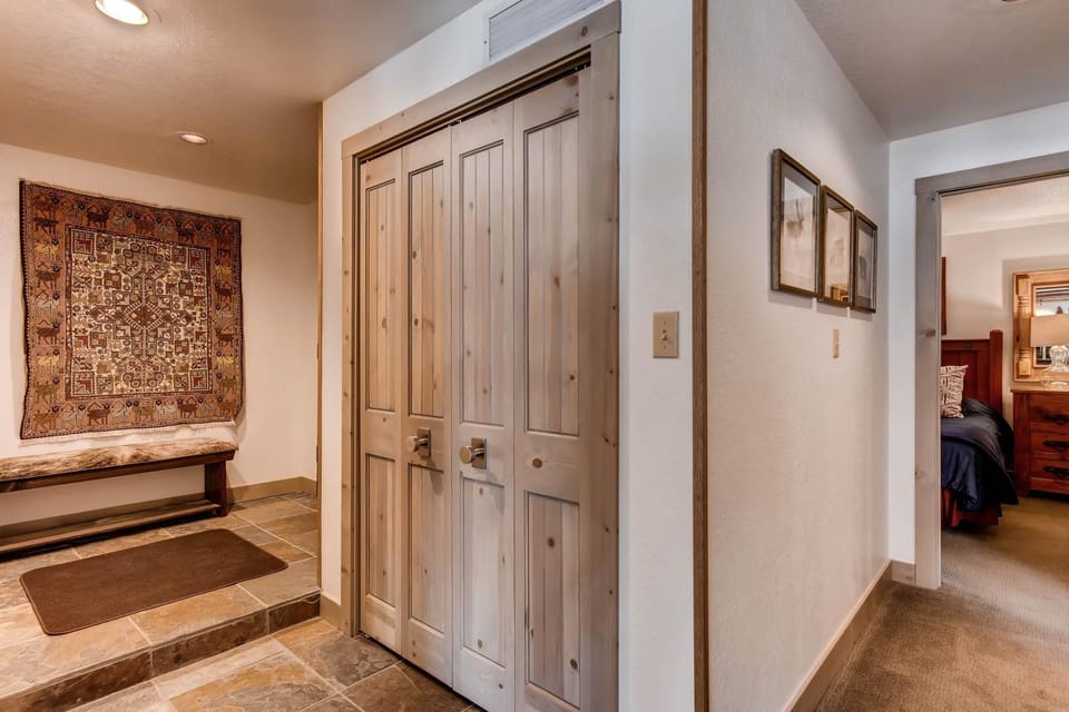 Elegantly Styled Plaza Condo Condo Apartment in Colorado