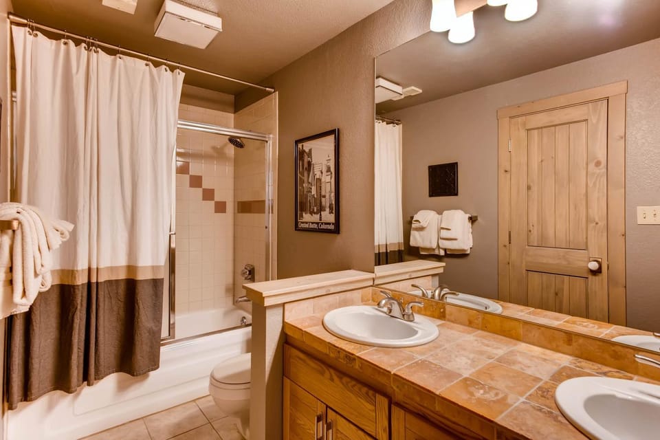Elegantly Styled Plaza Condo Condo Apartment in Colorado