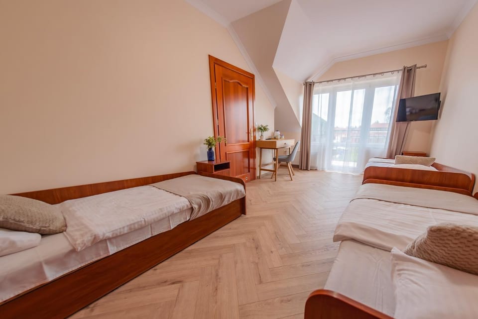 Bed, TV and multimedia, Balcony/Terrace, Photo of the whole room