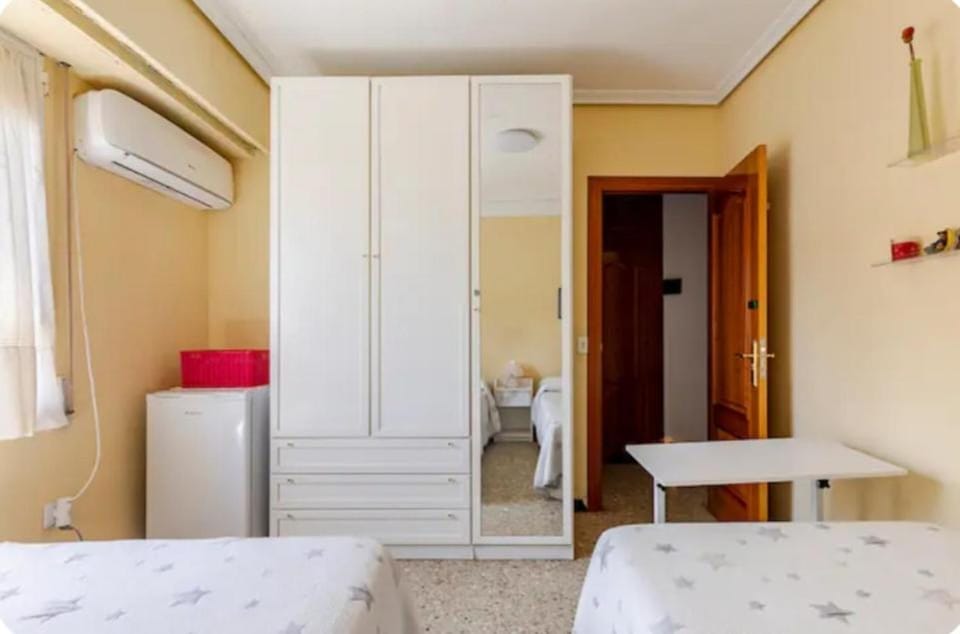 Alquilo habitación doble con aire acondicionado, nevera y baño privado Vacation rental in Valencia