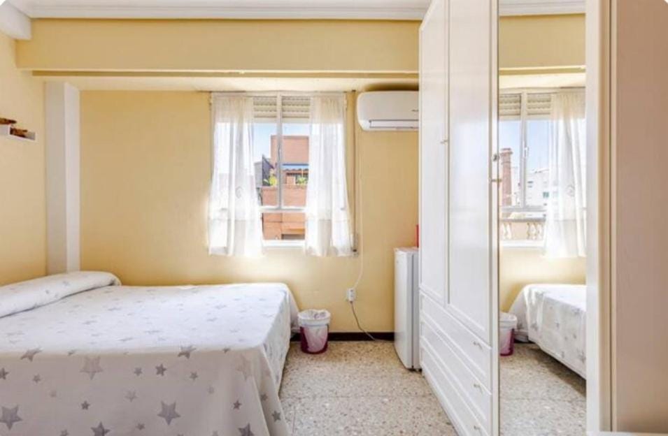 Alquilo habitación doble con aire acondicionado, nevera y baño privado Vacation rental in Valencia
