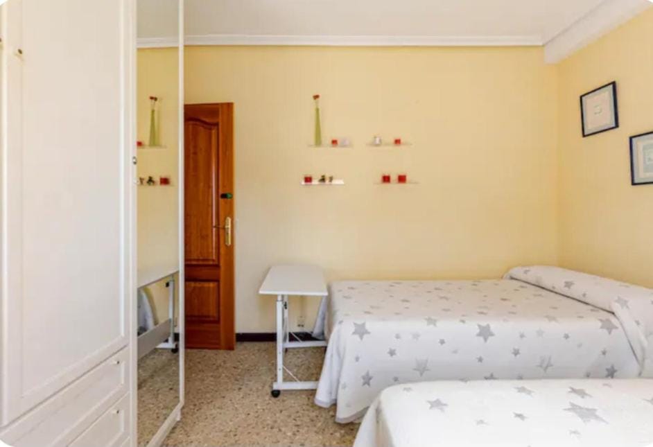 Alquilo habitación doble con aire acondicionado, nevera y baño privado Vacation rental in Valencia