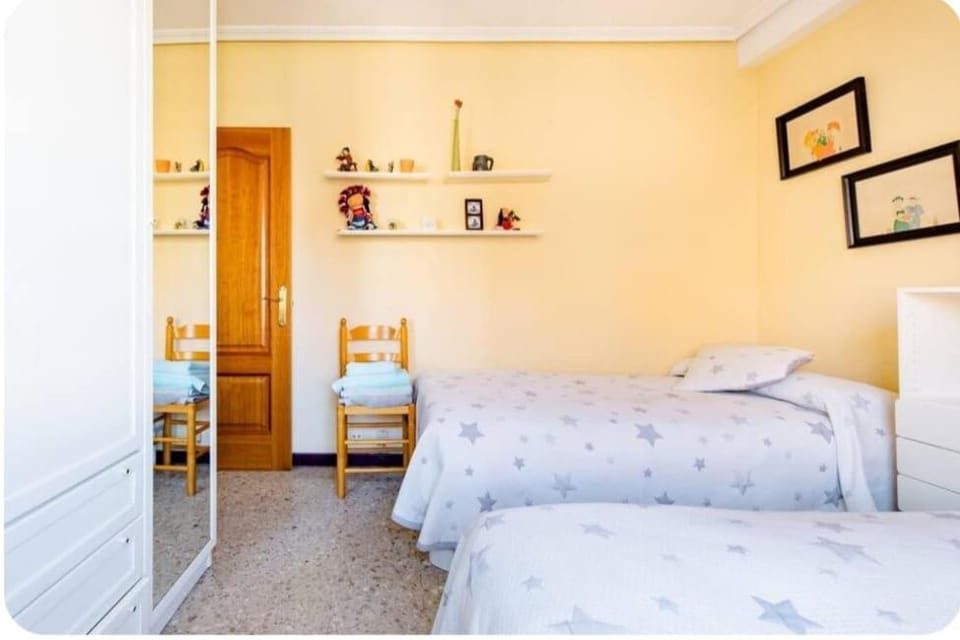 Se alquila una habitación doble con aire acondicionado Vacation rental in Valencia