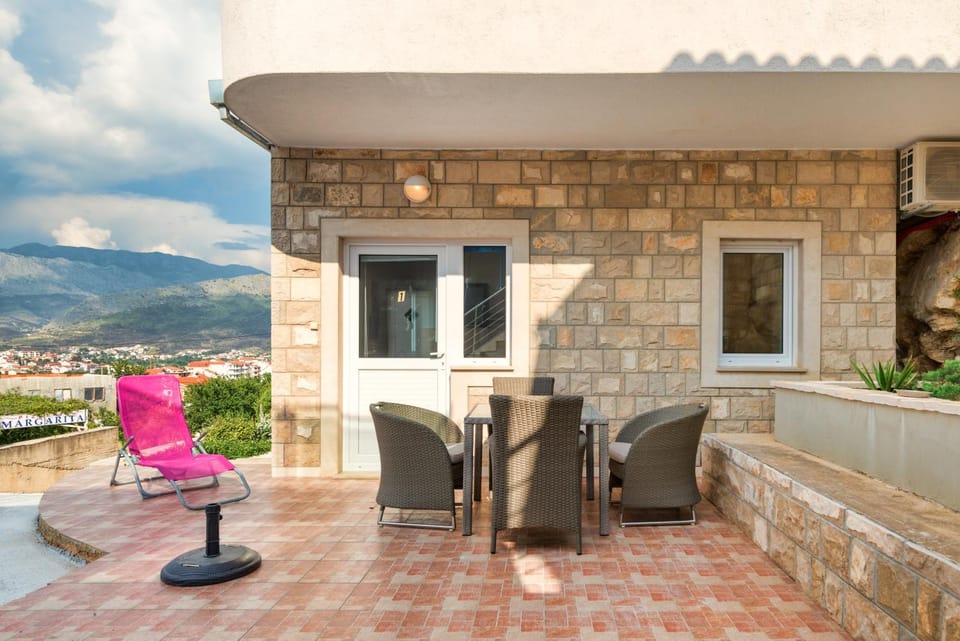 Facade/entrance, Balcony/Terrace