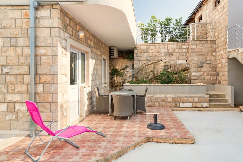 Patio, Facade/entrance