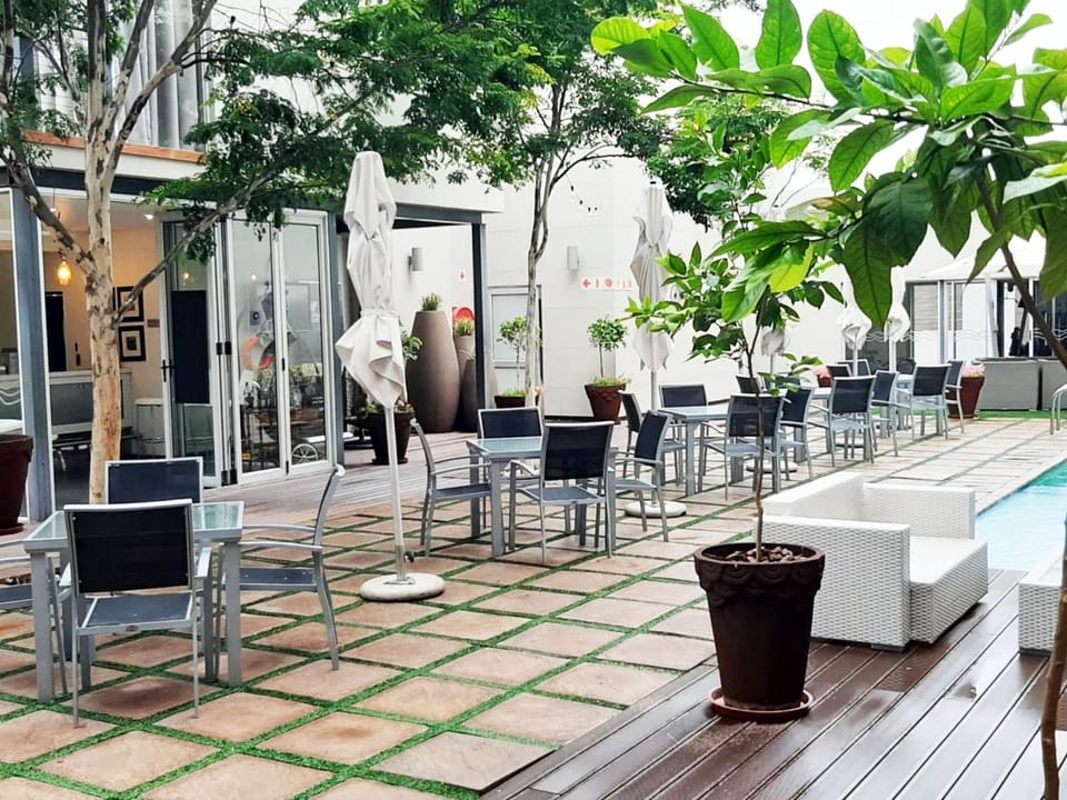 Restaurant/places to eat, Lounge or bar, Pool view