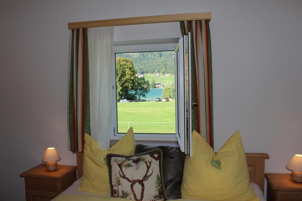 Bedroom, Lake view