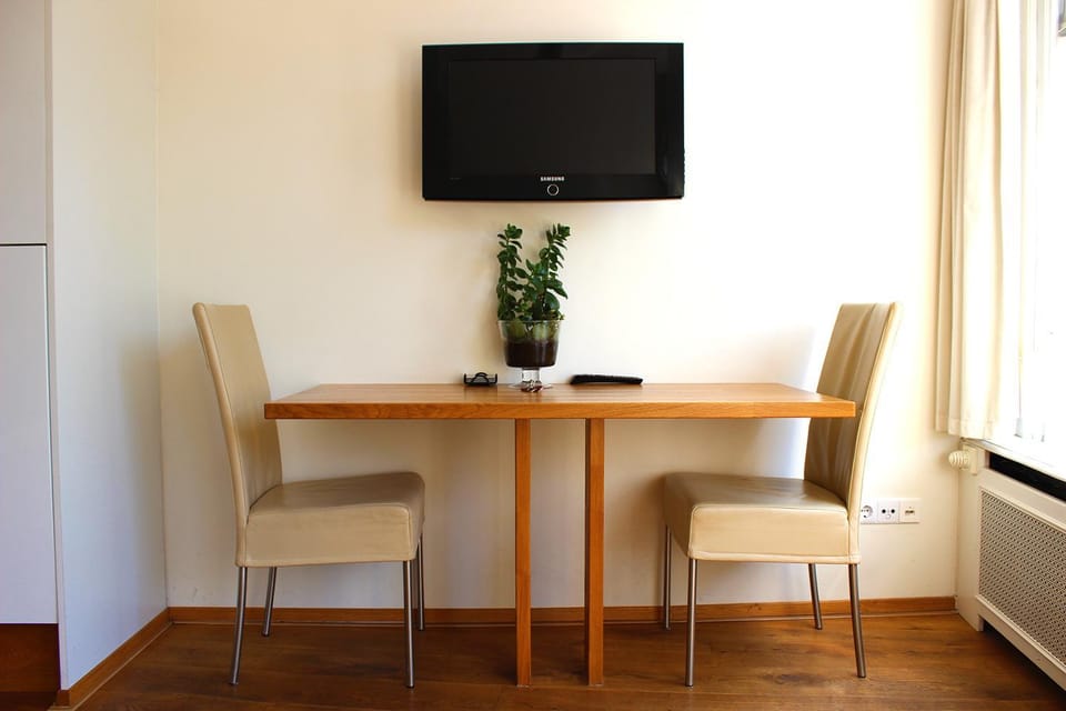 Day, Decorative detail, Seating area