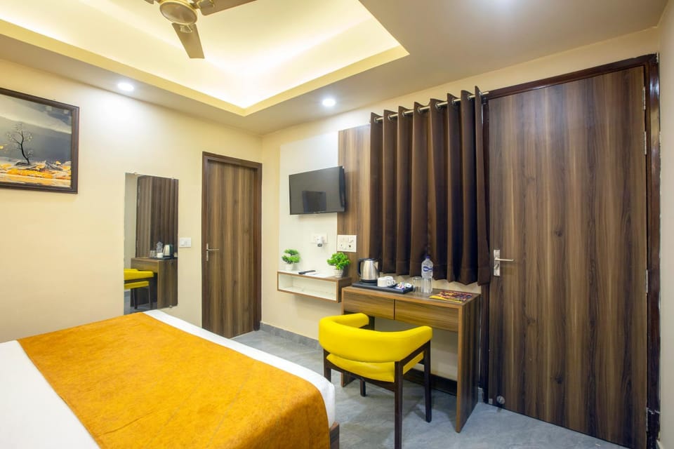 Bed, TV and multimedia, Kitchen or kitchenette, Living room, Photo of the whole room, Seating area, Bedroom, hair dresser
