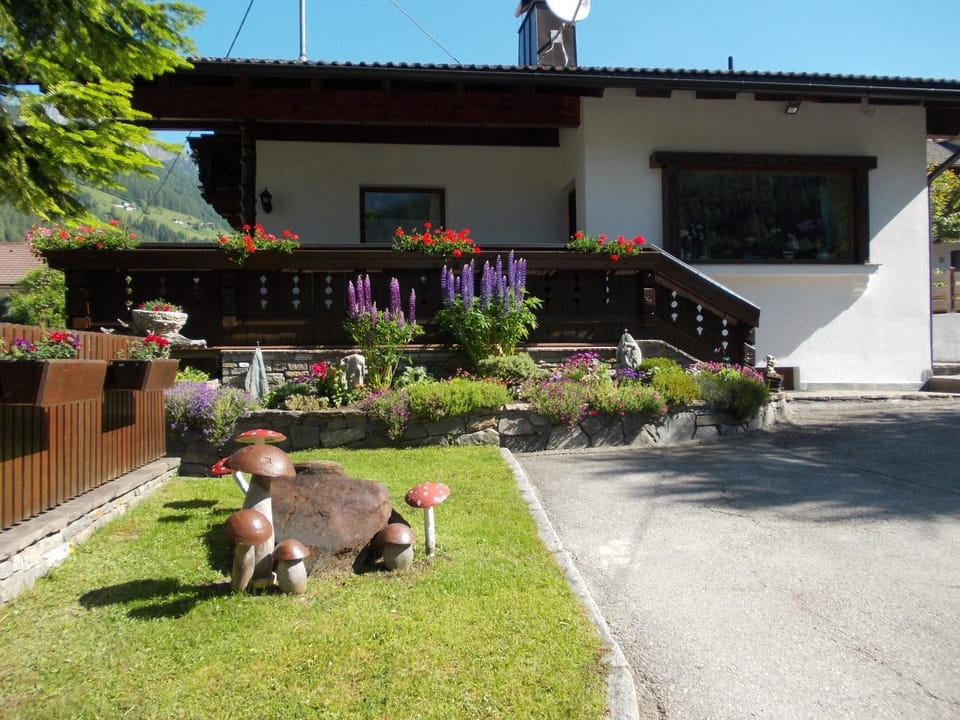 Property building, Garden, Parking