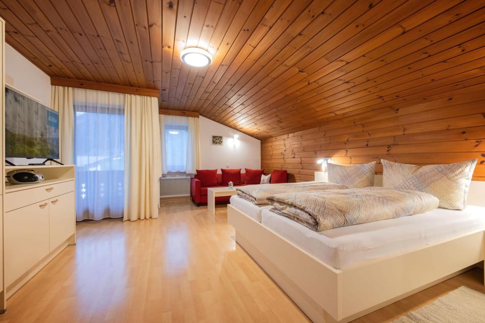 Bed, TV and multimedia, Living room, Photo of the whole room, Bedroom