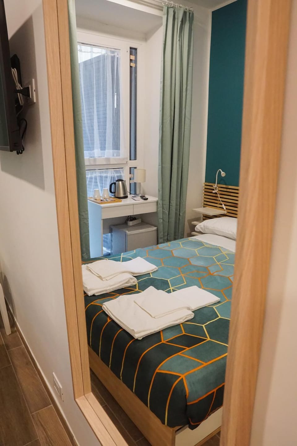 Bed, Coffee/tea facilities, Photo of the whole room, Decorative detail, Bedroom, oven, towels
